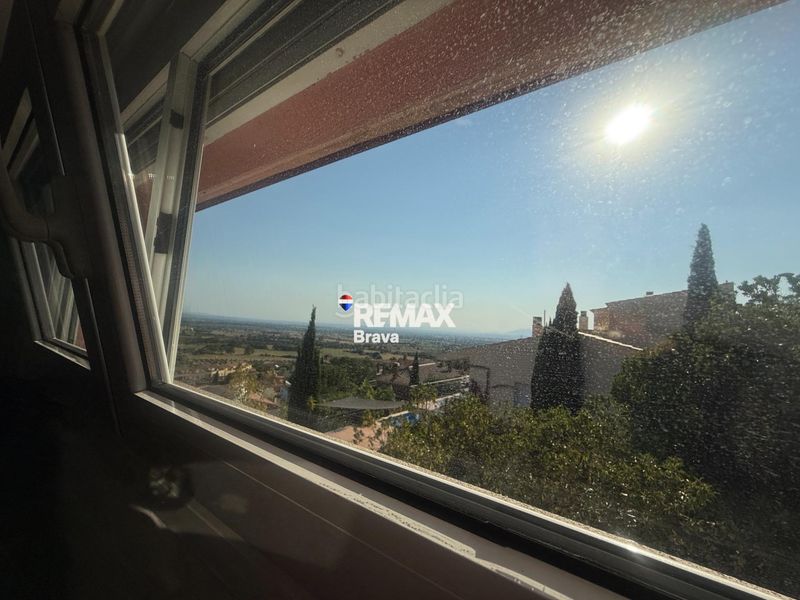 Foto f3122eb2-5dc8-421f-bc24-977a4451ec8f. Chalet en carrer belgica-ur.can isac 155 palau saverdera exclusiva vivienda unifamiliar con piscina, amplias terrazas y vistas panorámicas a la bahía de roses en Palau-saverdera