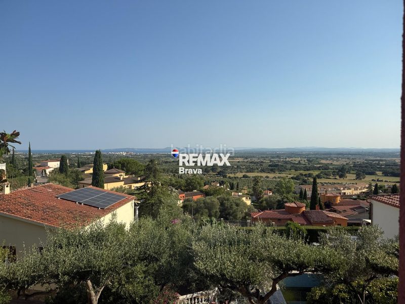 Foto f33195e2-2b8d-4820-ba3d-4920f6e649fb. Chalet en carrer belgica-ur.can isac 155 palau saverdera exclusiva vivienda unifamiliar con piscina, amplias terrazas y vistas panorámicas a la bahía de roses en Palau-saverdera