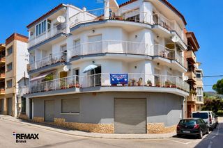 Pis  Carrer del massis de garraf. Roses, mas matas  luminoso apartamento con dos balcones a 750 m