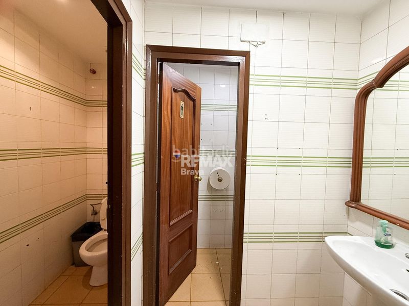 Foto 37ef6e65-cfde-4539-ab76-3aa9fb4e96ee. Local comercial a Centre Roses