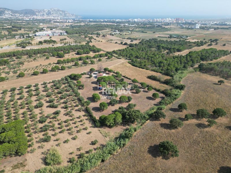 Foto b2a3570c-c56e-44db-bdd1-160a30f6dd10. Masia amb calefacció aparcament a Nord Roses