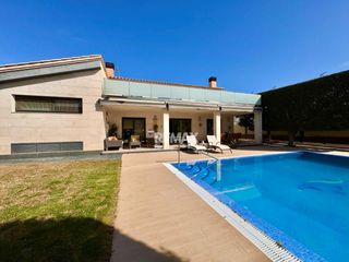 Chalet  Calle cap de la gola. Roses  espectacular villa moderna con amarre privado de 22 metro