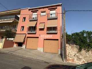 Edificio  Calle enric lluis roura. Calonge  edificio de 3 plantas con 2 apartamentos, local y parki