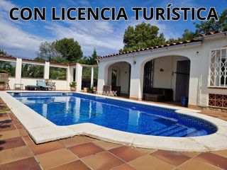 Chalet  Calle cl de vitoria. Roses  mas fumats  villa de planta baja con piscina privada, lic