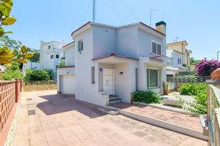 Casa  Carrer de la barca 16. Casa a 150 metros del mar con terraza, garaje y 4 plazas de park
