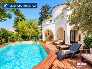Casa  Sector requesens. Empuriabrava  casa mediterránea con piscina privada, jardín y li