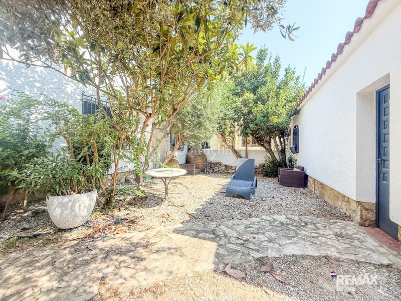 Foto 488ca2d8-c7e8-4815-93bc-f51f882e51c4. Casa amb calefacció aparcament piscina a Requesens Empuriabrava