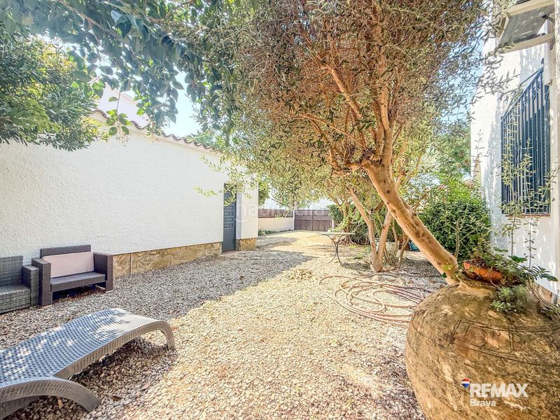 Foto 501228ea-02c5-496c-850c-4ef6f776e4d7. Casa amb calefacció aparcament piscina a Requesens Empuriabrava