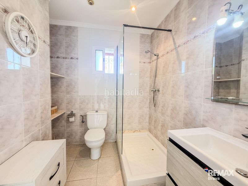 Foto 8e2b278b-30d9-4deb-ab42-be1ff7ecf1d0. Casa amb calefacció aparcament piscina a Requesens Empuriabrava