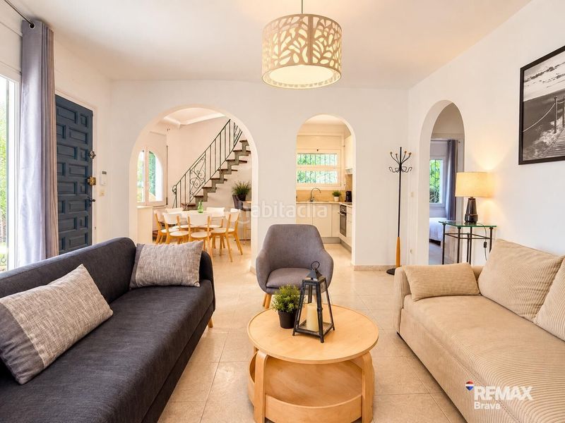 Foto a530e98c-94eb-4592-b3bf-b79297a98044. Casa amb calefacció aparcament piscina a Requesens Empuriabrava