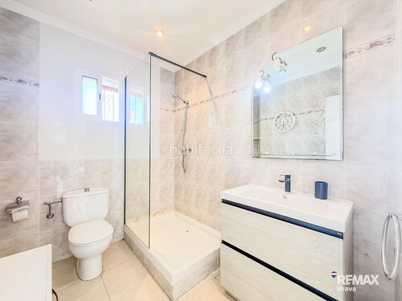 Foto ab205a59-2dda-4197-9572-093ea344df0d. Casa amb calefacció aparcament piscina a Requesens Empuriabrava
