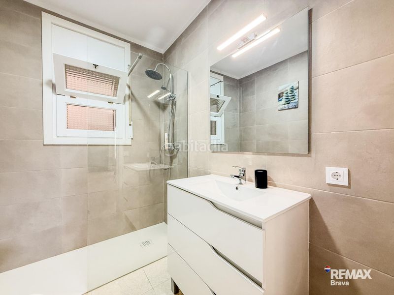 Foto b5dbed5d-6824-4c54-a10c-e5e356a45969. Casa amb calefacció aparcament piscina a Requesens Empuriabrava