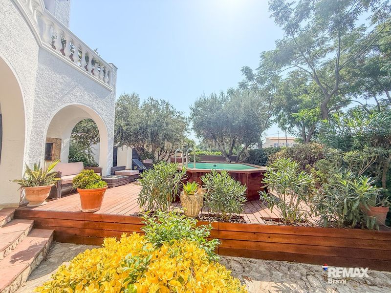 Foto d680dbd8-6fdc-4015-a0ea-b81e49443d16. Casa amb calefacció aparcament piscina a Requesens Empuriabrava