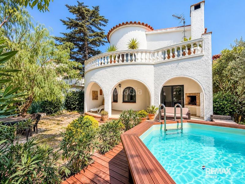 Foto e0b10acf-30b0-4e2d-adda-ef3cb7448d40. Casa amb calefacció aparcament piscina a Requesens Empuriabrava