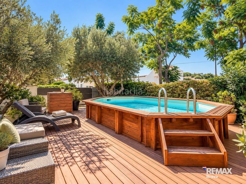 Foto f3bca348-76c6-42e4-b028-ceb68027e491. Casa amb calefacció aparcament piscina a Requesens Empuriabrava
