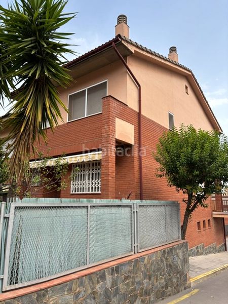 Foto 0a1e2365-4ada-4bb0-b3a3-5c8d21f51121. Casa adossada amb calefacció aparcament piscina a Sant Andreu de la Barca