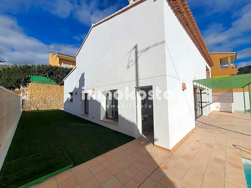 Foto 076b9b87-50bb-43d7-9d85-465c1c14bc43. Casa esta casa recientemente construida, en el corazón , sorprende por su exquisito diseño y sus techos altos, que aportan una en Orxeta