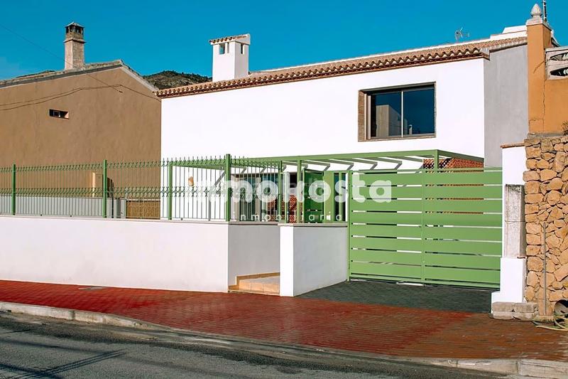 Foto 13cfe4d2-fa6f-4531-8928-27eb910e06e5. Casa esta casa recientemente construida, en el corazón , sorprende por su exquisito diseño y sus techos altos, que aportan una en Orxeta
