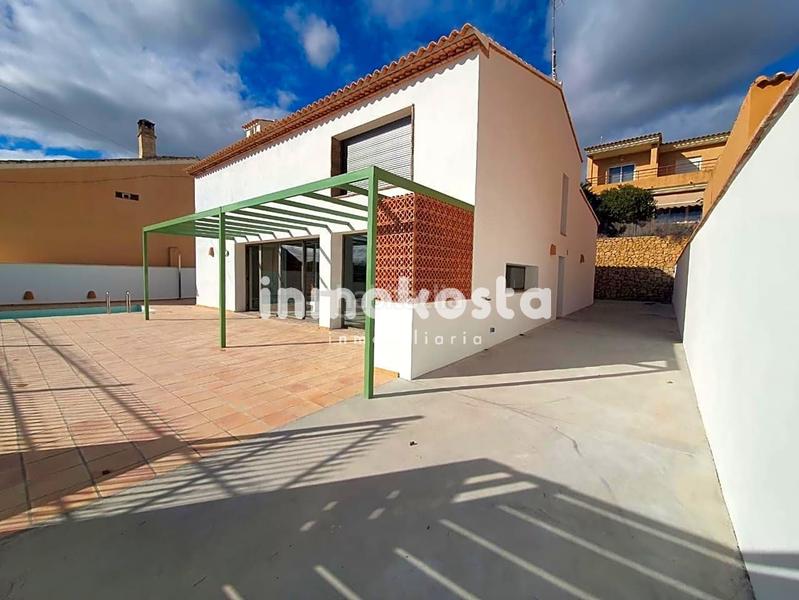 Foto 14c44b14-a046-4a44-a08d-aa3146733c37. Casa esta casa recientemente construida, en el corazón , sorprende por su exquisito diseño y sus techos altos, que aportan una en Orxeta