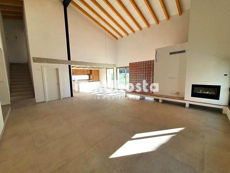 Foto 18c0cb6b-38bb-4ccd-a9ee-71a092db49d9. Casa esta casa recientemente construida, en el corazón , sorprende por su exquisito diseño y sus techos altos, que aportan una en Orxeta
