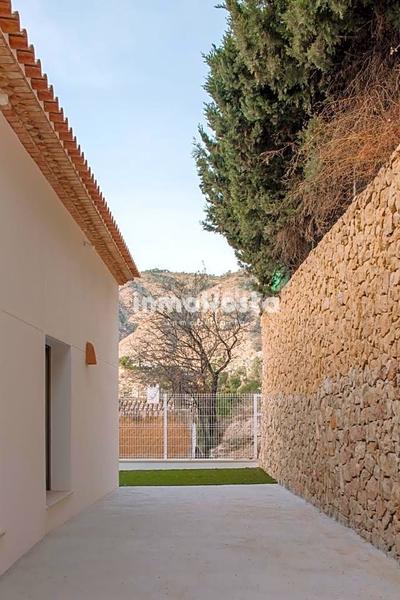 Foto 2dc285c2-8eb0-4a7c-b43e-f26d5c5c6077. Casa esta casa recientemente construida, en el corazón , sorprende por su exquisito diseño y sus techos altos, que aportan una en Orxeta