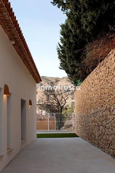 Foto 4f67be31-b487-4ed3-aec6-91932c174044. Casa esta casa recientemente construida, en el corazón , sorprende por su exquisito diseño y sus techos altos, que aportan una en Orxeta