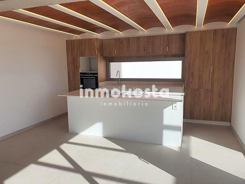 Foto 60240419-5e1f-48ba-95f0-5f683e319210. Casa esta casa recientemente construida, en el corazón , sorprende por su exquisito diseño y sus techos altos, que aportan una en Orxeta
