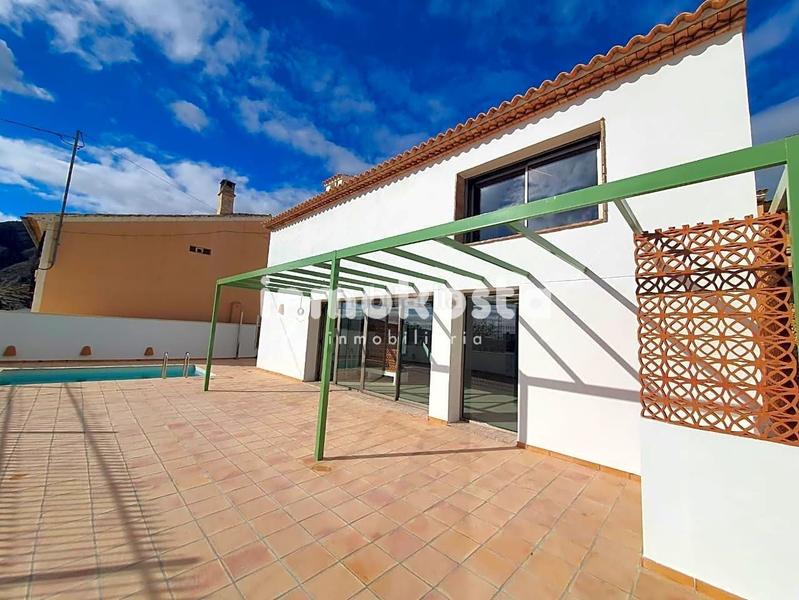 Foto 6141b249-130f-455b-b64a-67d2b8f0580b. Casa esta casa recientemente construida, en el corazón , sorprende por su exquisito diseño y sus techos altos, que aportan una en Orxeta