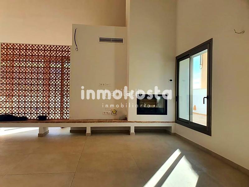Foto 674e0870-9b88-4fb4-a05c-694d27c94706. Casa esta casa recientemente construida, en el corazón , sorprende por su exquisito diseño y sus techos altos, que aportan una en Orxeta