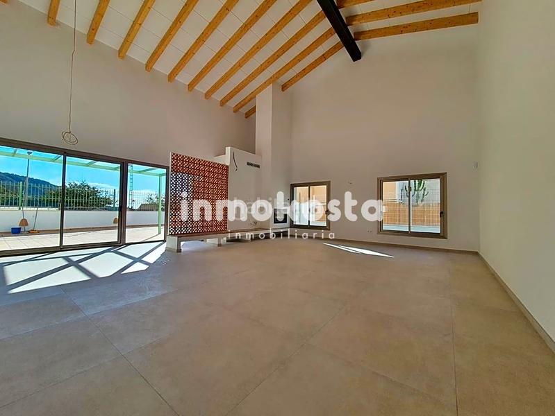 Foto 784c3aa1-8808-4702-96fa-c80c2bb43d0c. Casa esta casa recientemente construida, en el corazón , sorprende por su exquisito diseño y sus techos altos, que aportan una en Orxeta