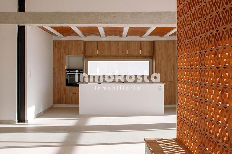 Foto 8742658a-3c54-4e85-9295-56d271f894ad. Casa esta casa recientemente construida, en el corazón , sorprende por su exquisito diseño y sus techos altos, que aportan una en Orxeta
