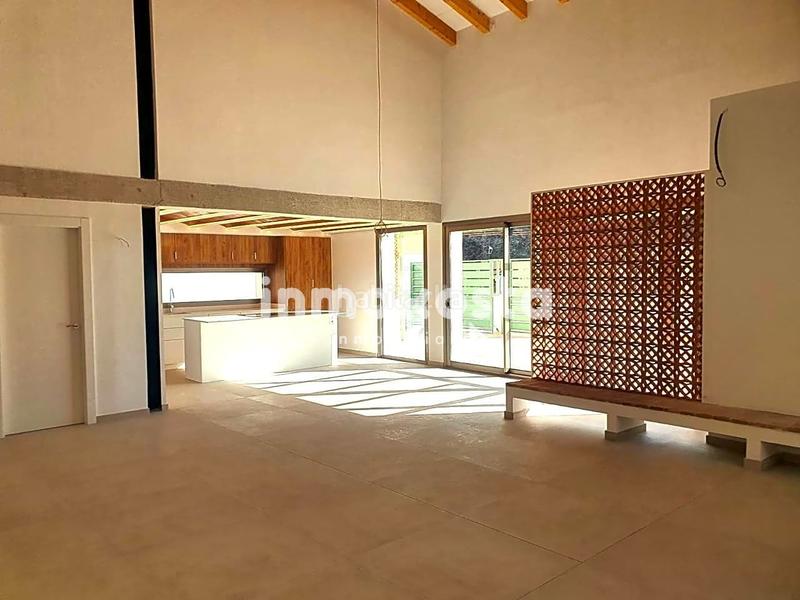 Foto 88bce1ce-8c8b-4cae-b67e-0b559bf38010. Casa esta casa recientemente construida, en el corazón , sorprende por su exquisito diseño y sus techos altos, que aportan una en Orxeta