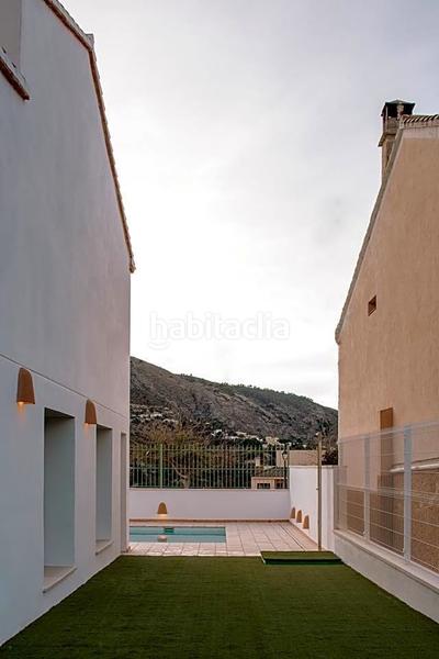 Foto 897e6a02-fc08-4347-be06-6dc102aa0e8a. Casa esta casa recientemente construida, en el corazón , sorprende por su exquisito diseño y sus techos altos, que aportan una en Orxeta