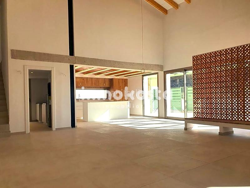 Foto 92503e9e-6689-40ff-a6ae-43c7d95d8fbe. Casa esta casa recientemente construida, en el corazón , sorprende por su exquisito diseño y sus techos altos, que aportan una en Orxeta