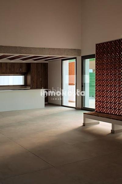 Foto 947a5a4c-4d82-4628-801e-451c6f6ff5a9. Casa esta casa recientemente construida, en el corazón , sorprende por su exquisito diseño y sus techos altos, que aportan una en Orxeta