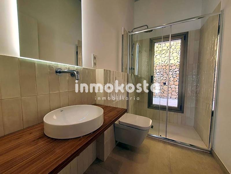 Foto 954b657e-8ba1-43b3-9df3-49e697160f32. Casa esta casa recientemente construida, en el corazón , sorprende por su exquisito diseño y sus techos altos, que aportan una en Orxeta