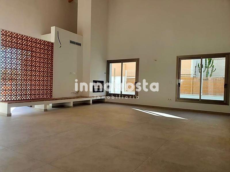 Foto 9fd6e03e-8771-439a-88bb-eb45487247e3. Casa esta casa recientemente construida, en el corazón , sorprende por su exquisito diseño y sus techos altos, que aportan una en Orxeta