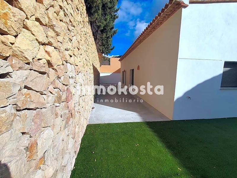 Foto a297d0f8-de69-4b7a-8b0c-24bef5ed3e1a. Casa esta casa recientemente construida, en el corazón , sorprende por su exquisito diseño y sus techos altos, que aportan una en Orxeta