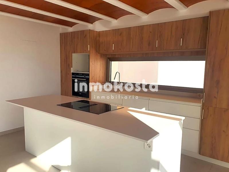 Foto a66800c4-5aeb-4570-966f-36fb6cc980b1. Casa esta casa recientemente construida, en el corazón , sorprende por su exquisito diseño y sus techos altos, que aportan una en Orxeta