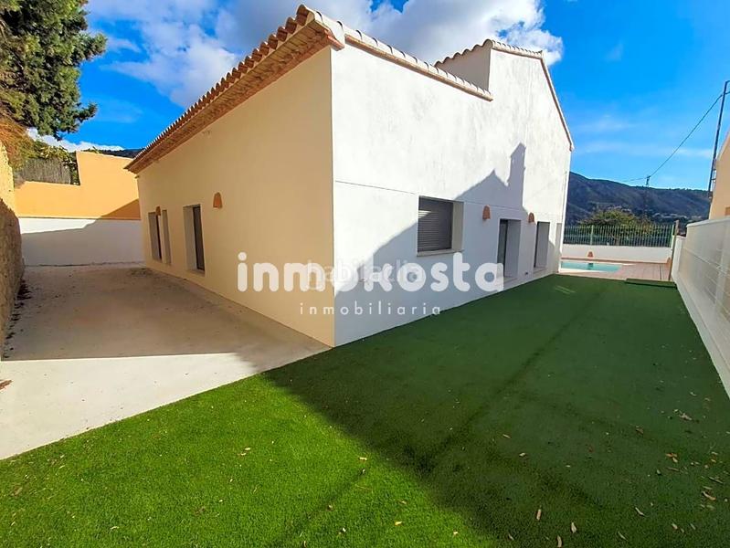 Foto a99aac71-77b8-4e92-8127-6d6f9cd5f69c. Casa esta casa recientemente construida, en el corazón , sorprende por su exquisito diseño y sus techos altos, que aportan una en Orxeta