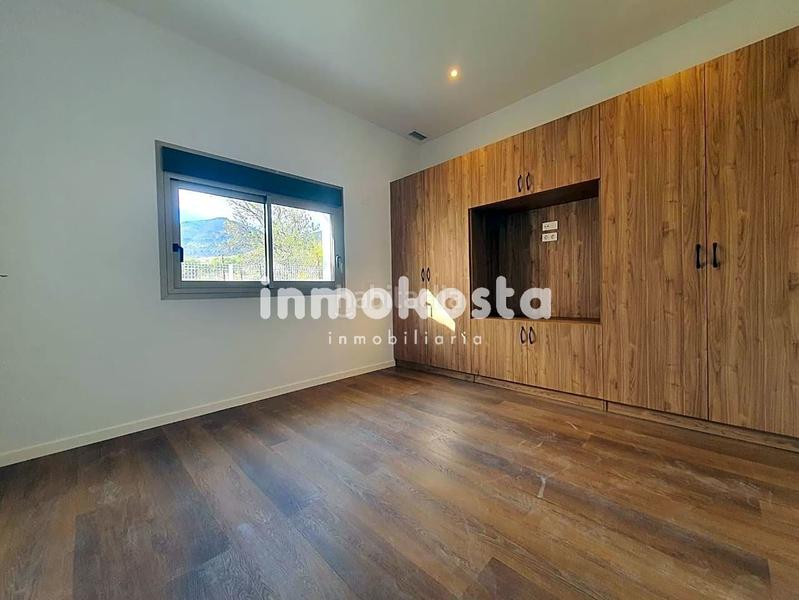 Foto b295afa7-5197-446b-a0a5-b90ec7048138. Casa esta casa recientemente construida, en el corazón , sorprende por su exquisito diseño y sus techos altos, que aportan una en Orxeta