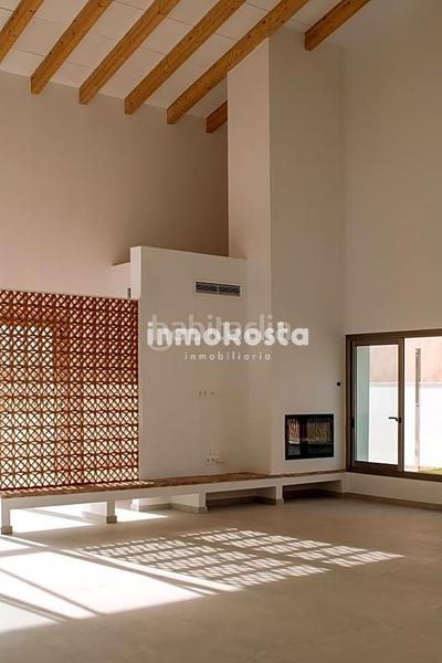 Foto baa85560-1f11-48c6-bb14-de8f3a2ec217. Casa esta casa recientemente construida, en el corazón , sorprende por su exquisito diseño y sus techos altos, que aportan una en Orxeta
