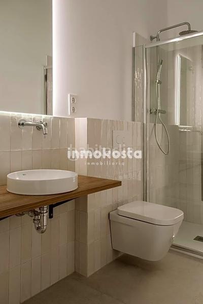 Foto bff3aef2-d8a7-415e-942b-420b69a47f28. Casa esta casa recientemente construida, en el corazón , sorprende por su exquisito diseño y sus techos altos, que aportan una en Orxeta