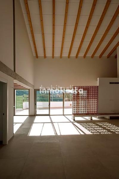 Foto c9bdf7e4-c956-4a2b-a6e1-96571ab6bc2d. Casa esta casa recientemente construida, en el corazón , sorprende por su exquisito diseño y sus techos altos, que aportan una en Orxeta
