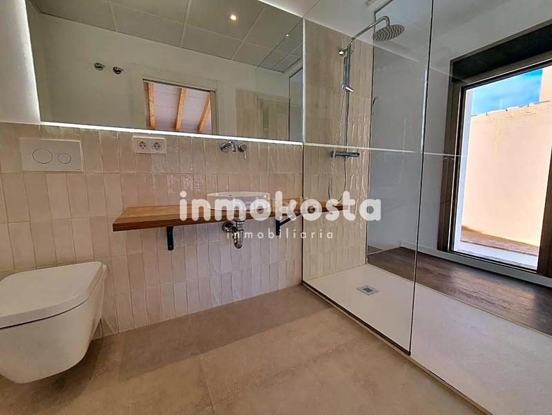 Foto cb596bdb-1eb5-4e37-ac44-2ae3134051f1. Casa esta casa recientemente construida, en el corazón , sorprende por su exquisito diseño y sus techos altos, que aportan una en Orxeta