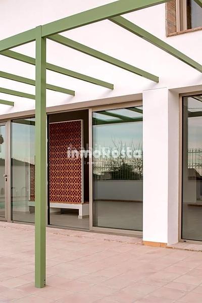 Foto d8748b1f-c8e0-4e08-a422-a6c1e8e3117d. Casa esta casa recientemente construida, en el corazón , sorprende por su exquisito diseño y sus techos altos, que aportan una en Orxeta