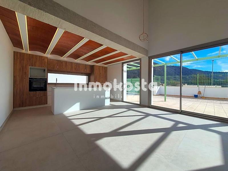 Foto e0e12037-1662-4188-a232-42e8d1079c7c. Casa esta casa recientemente construida, en el corazón , sorprende por su exquisito diseño y sus techos altos, que aportan una en Orxeta