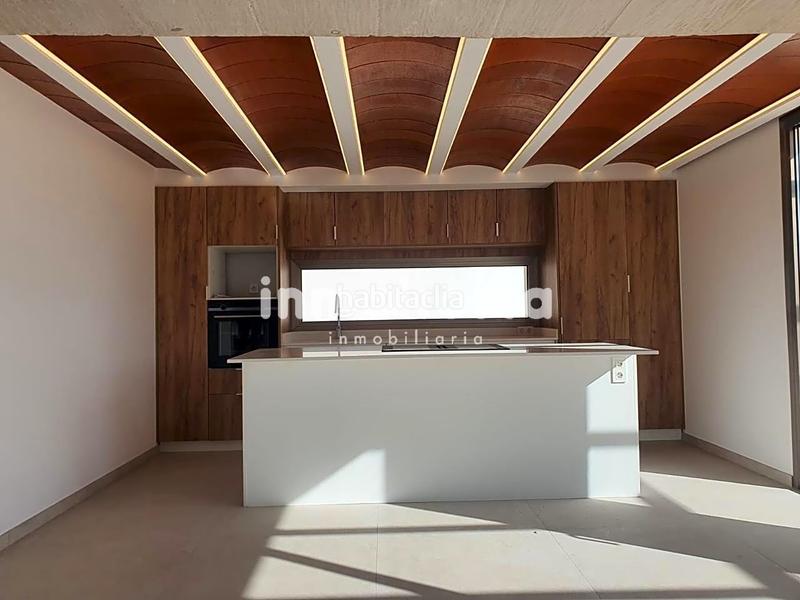 Foto e15362f1-956b-4aa7-b19f-d715c08920a5. Casa esta casa recientemente construida, en el corazón , sorprende por su exquisito diseño y sus techos altos, que aportan una en Orxeta