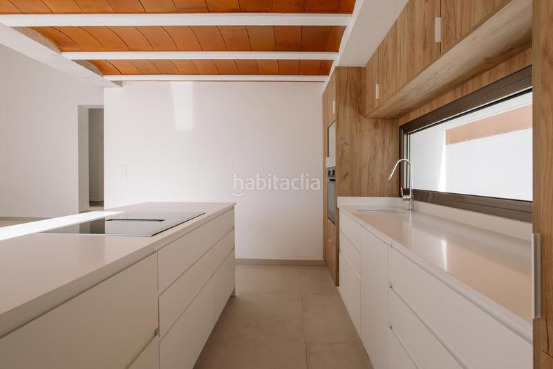 Foto e67ae752-a15e-4ec9-97f1-09de2ce70d62. Casa esta casa recientemente construida, en el corazón , sorprende por su exquisito diseño y sus techos altos, que aportan una en Orxeta