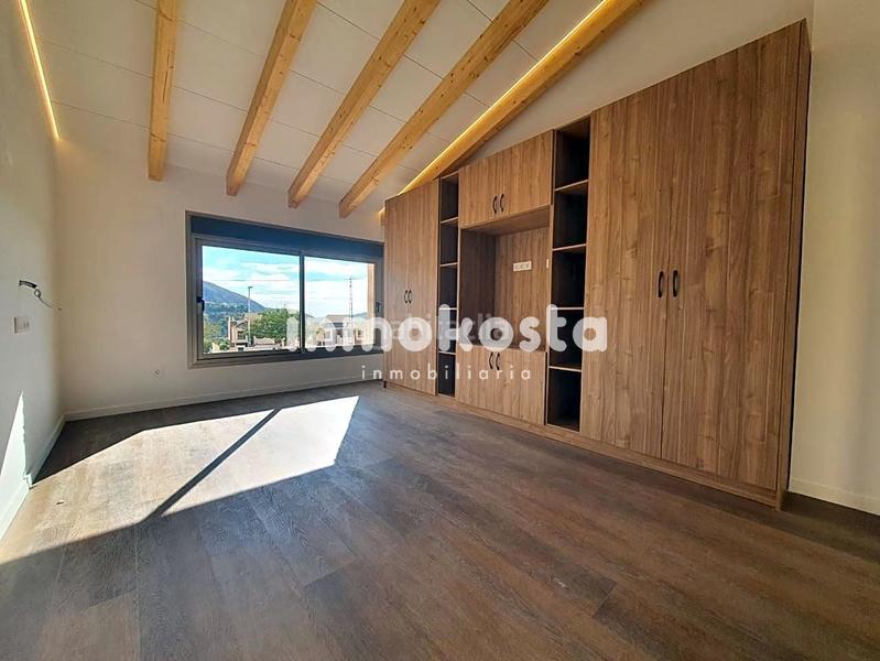 Foto e9f9626e-89ed-477d-8fb9-02ddfb626ab6. Casa esta casa recientemente construida, en el corazón , sorprende por su exquisito diseño y sus techos altos, que aportan una en Orxeta